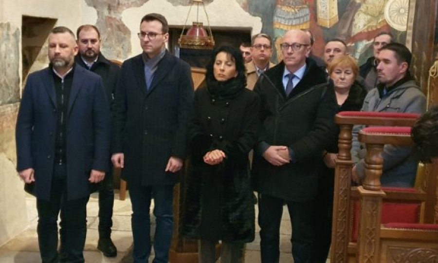 Lista Serbe i bashkohet Petkoviqit në liturgjinë në Manastirin e Graçanicës
