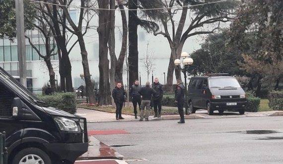 Forca të shumta policie dhe autobot uji rreth godinës së PD-së, pak para protestës së Berishës