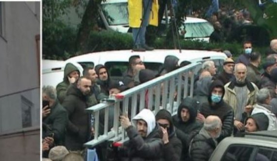 Protestuesit e Berishës provojnë ngjitjen në katin e dytë me shkallë dhe litarë