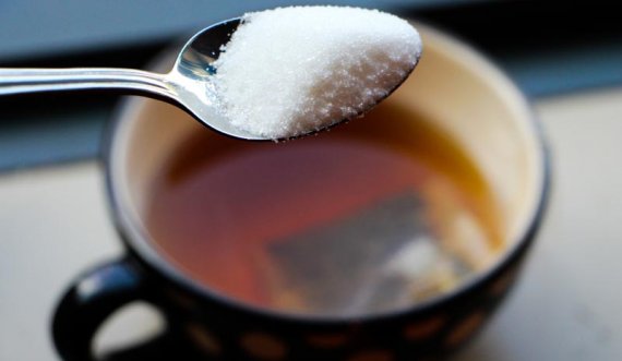 Sa e dëmshme mund të jetë vetëm 1 lugë çaji sheqer në filxhanin e përditshëm që konsumoni?