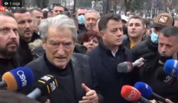 Berisha mbyll protestën: Shpërndahuni