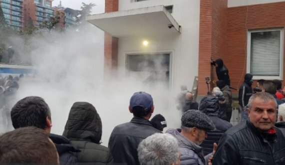 Protesta e Berishës degjeneroi në dhunë, policia: Po mbledhim provat, autorët para drejtësisë