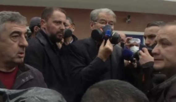 Berisha shfaqet me maskë kundër gaz para selisë së PD-së