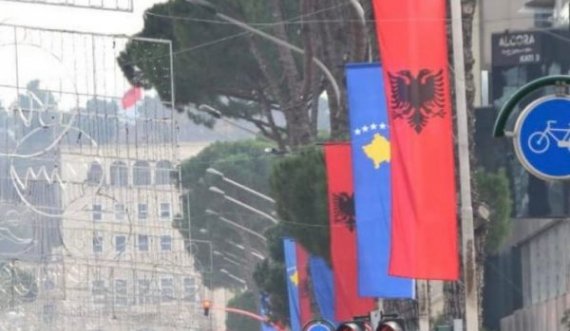 Përparim Rama viziton Shqipërinë, Tirana stoliset me flamuj të Kosovës