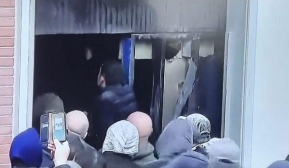 Protestuesit hapin derën e blinduar prej nga Basha hidhte gaz lotësjellës (pamjet brenda)