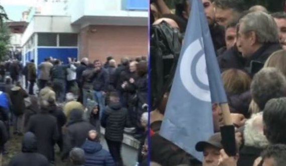 Mbështetësit e Berishës tentojnë të thyejnë kamerat e sigurisë