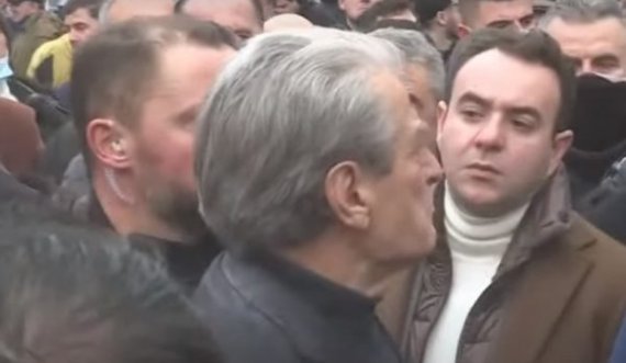 Berisha dhe protestuesit i drejtohen Kryeministrisë