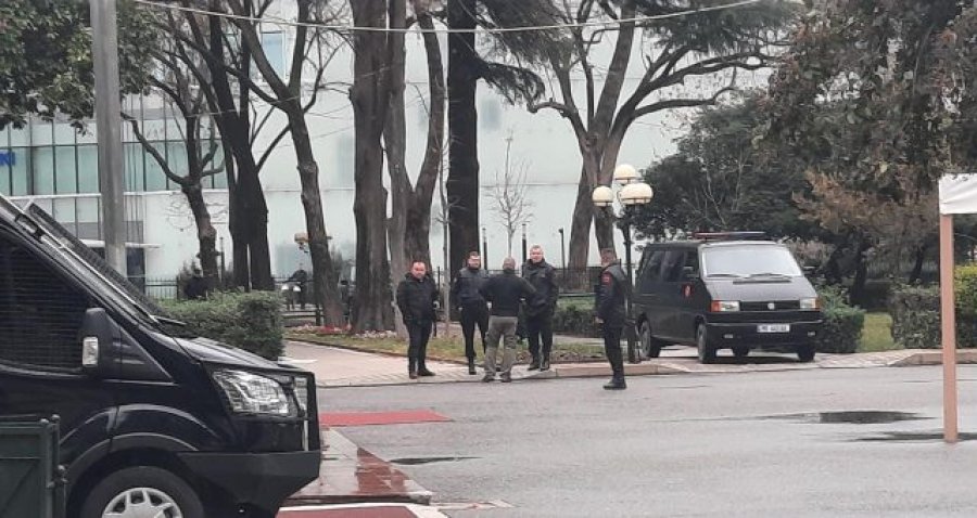 Forca të shumta policie dhe autobot uji rreth godinës së PD-së, pak para protestës së Berishës