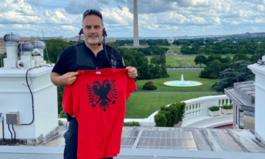 ‘Kuq e zi’ nga Shtëpia e Bardhë: Njihuni me shqiptarin që është truproja e presidentit Biden