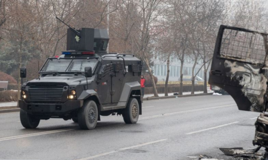 “Fushëbetejë” në rrugët e Kazakistanit, rreth 4,000 të arrestuar deri më tani