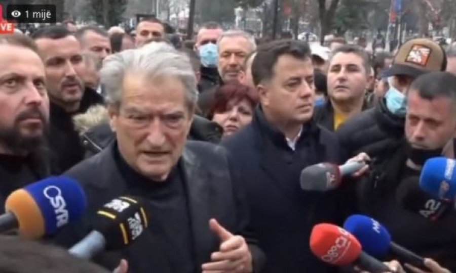 Berisha mbyll protestën: Shpërndahuni