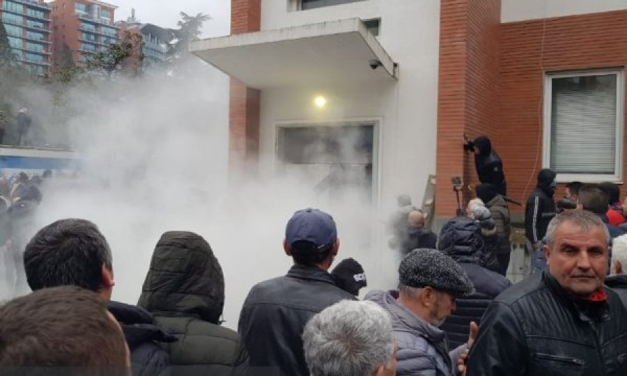 Protesta e Berishës degjeneroi në dhunë, policia: Po mbledhim provat, autorët para drejtësisë