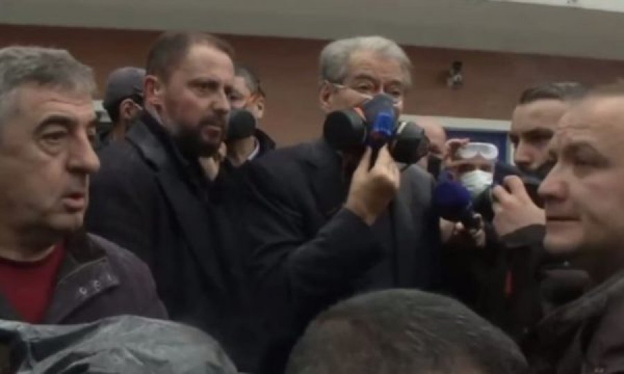 Berisha shfaqet me maskë kundër gaz para selisë së PD-së