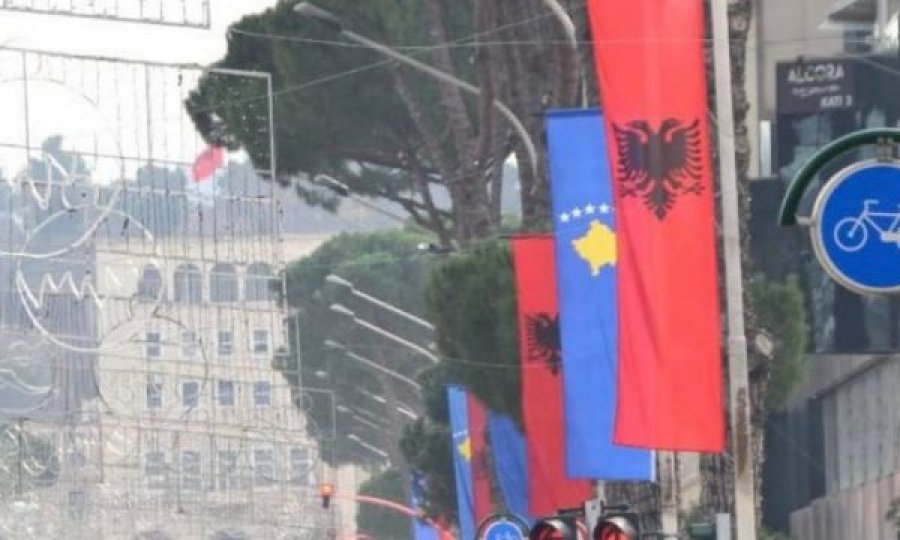 Përparim Rama viziton Shqipërinë, Tirana stoliset me flamuj të Kosovës