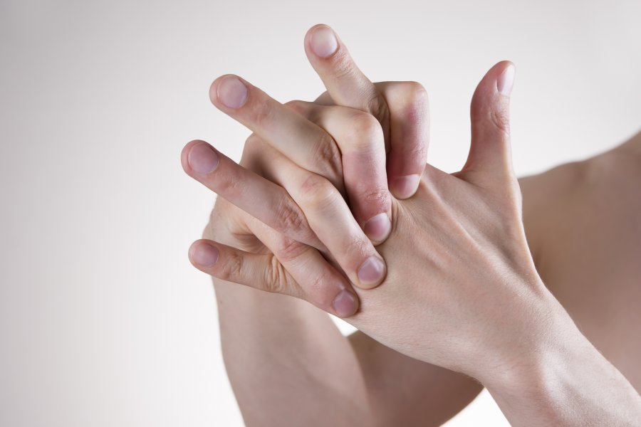 Një mjek tregon të vërtetën në lidhje me kërcitjen e gishtave