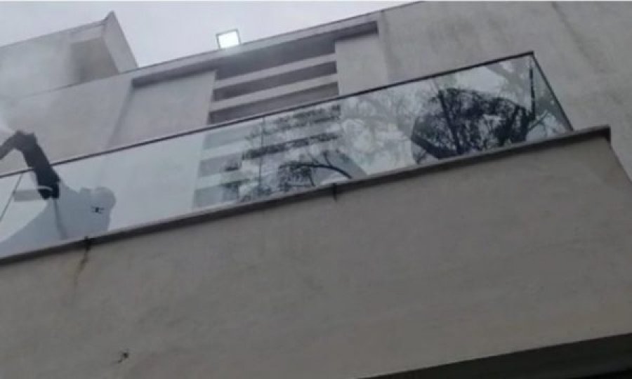 Shkopinj kokës dhe gaz lotsjellës, momenti kur njerëzit e Bashës sulmojnë mbështetësit e Berishës