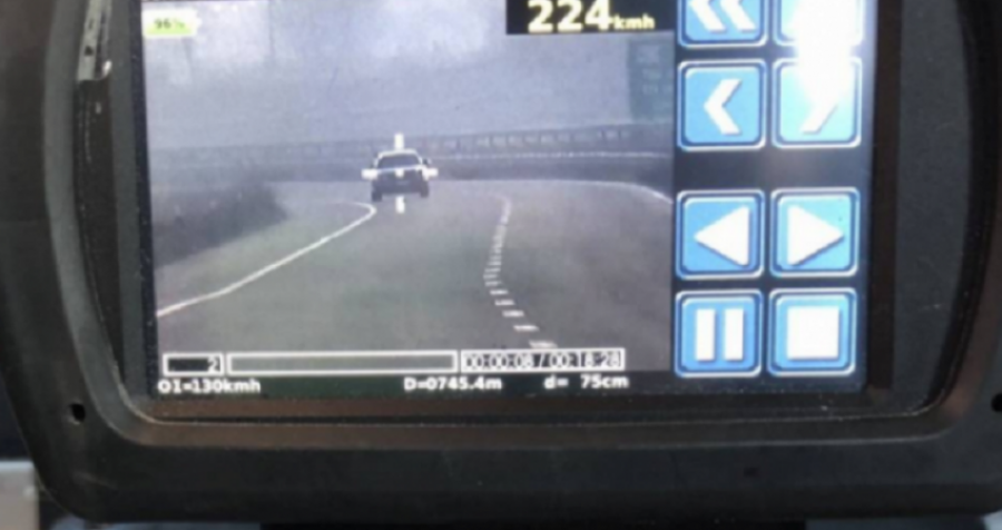 ‘Shpejtësi dhe çmenduri’: Kapet shoferi që voziste me 224 km/h