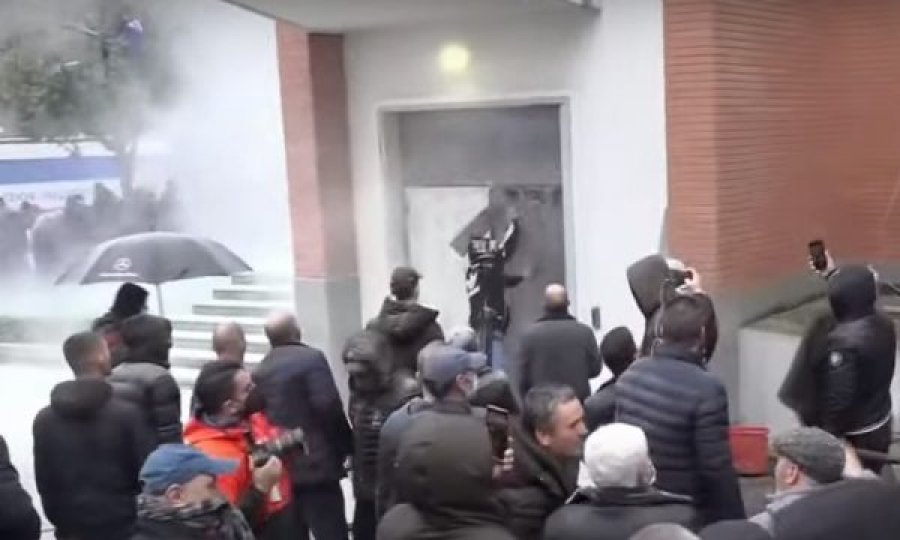 Basha zbraps njerëzit e Berishës me gaz lotsjellës në selinë e PD-së