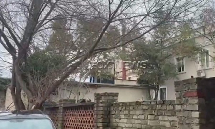 Protesta e Berishës/ Policia vesh me tela me gjemba muret e selisë së Partisë Demokratike