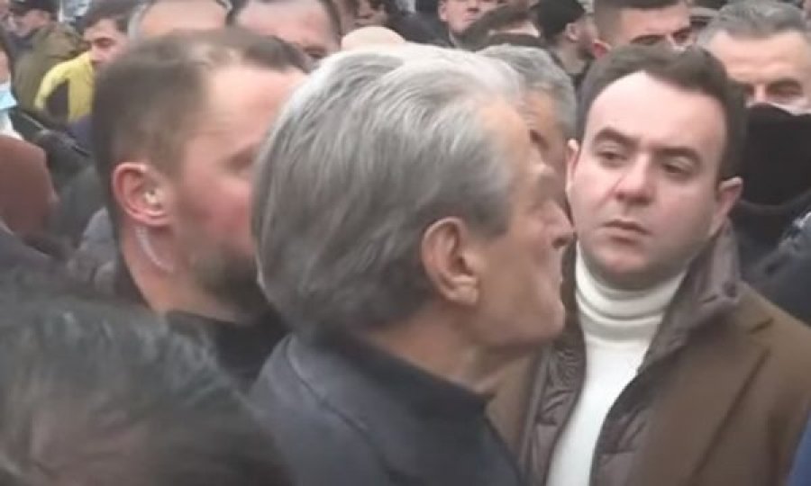 Berisha dhe protestuesit i drejtohen Kryeministrisë