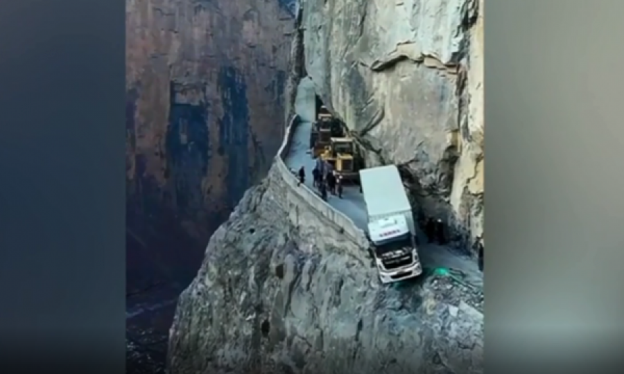 Frikësuese: Kamioni buzë greminës, shpëtojnë drejtuesi e pasagjeri