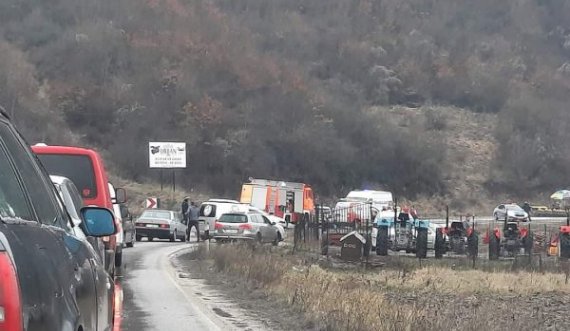 Tragjike: Vdesin 2 persona dhe lëndohen 9 të tjerë në aksidentin në rrugën Prishtinë-Podujevë