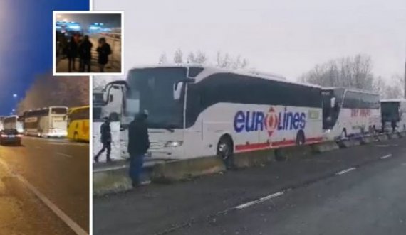 Vazhdon maltretimi i bashkatdhetarëve në pikat kufitare, më shumë se 20 orë pritje në kufirin Serbi-Hungari