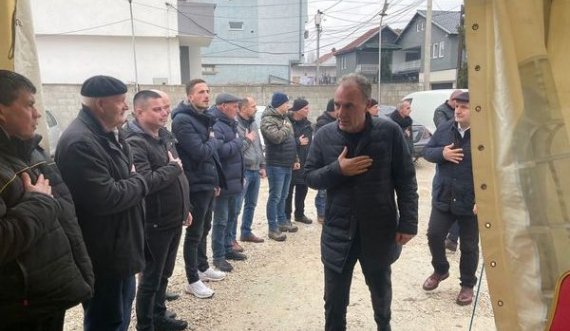 Fatmir Limaj shkon te familja e Kadri Veselit