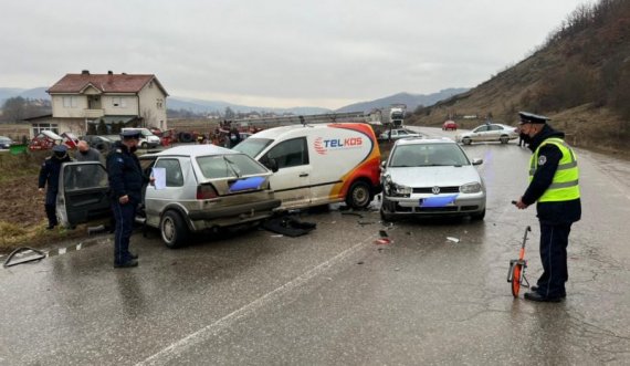 Pamje nga aksidenti i rëndë ku mbetën të vdekur dy persona dhe u lënduan disa të tjerë