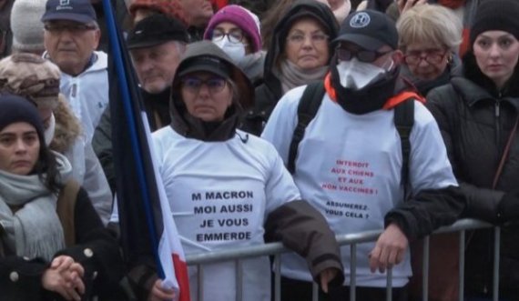 Mijëra protestues mbushin sheshet e Parisit kundër Macron’it dhe vaksinimit