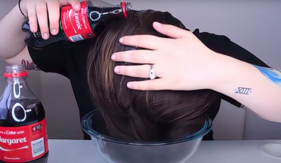 Çfarë ndodhë nëse i lani flokët me Coca-Cola?
