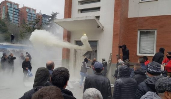 Protesta e dhunshme në selinë e PD- së, policia: 34 të arrestuar dhe 18 nën hetim, mes tyre dhe organizatorët