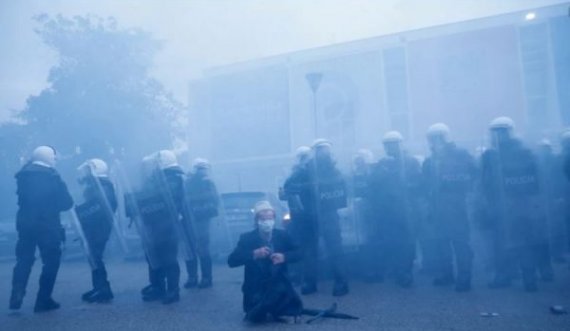 Sërish protesta, arrestohen 90 persona