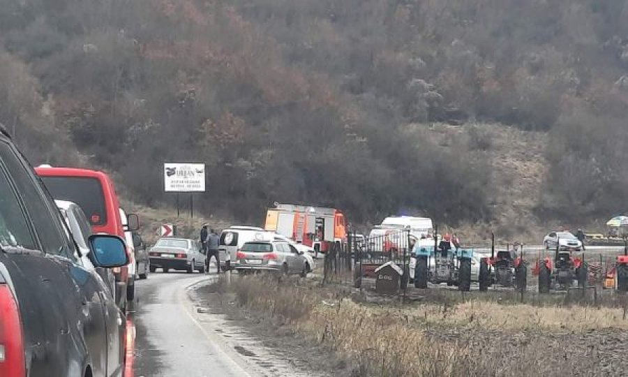 Tragjike: Vdesin 2 persona dhe lëndohen 9 të tjerë në aksidentin në rrugën Prishtinë-Podujevë