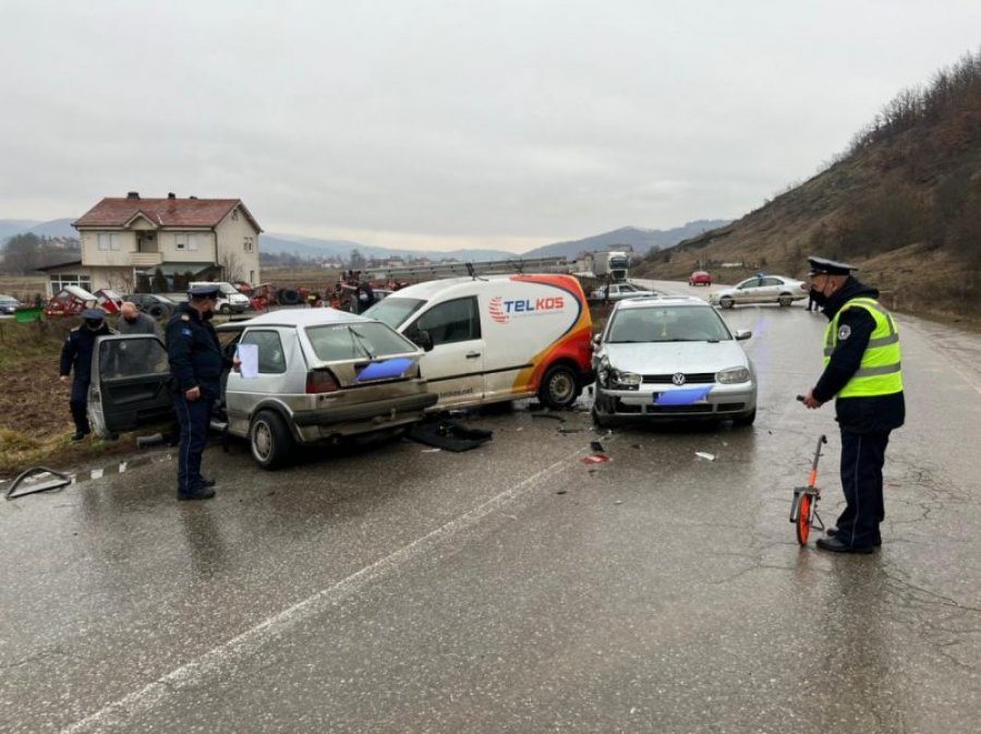 Pamje nga aksidenti i rëndë ku mbetën të vdekur dy persona dhe u lënduan disa të tjerë