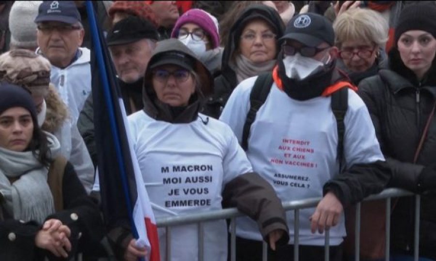Mijëra protestues mbushin sheshet e Parisit kundër Macron’it dhe vaksinimit