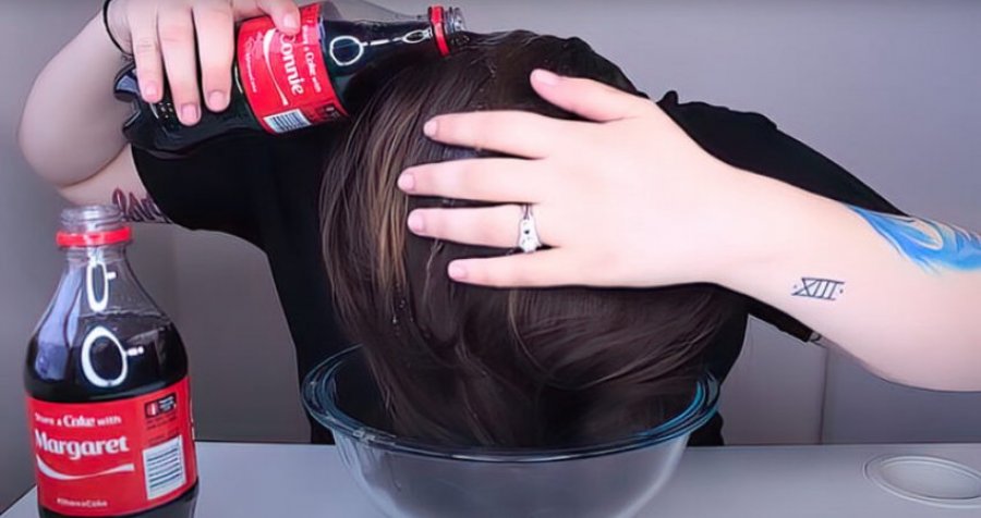 Çfarë ndodhë nëse i lani flokët me Coca-Cola?