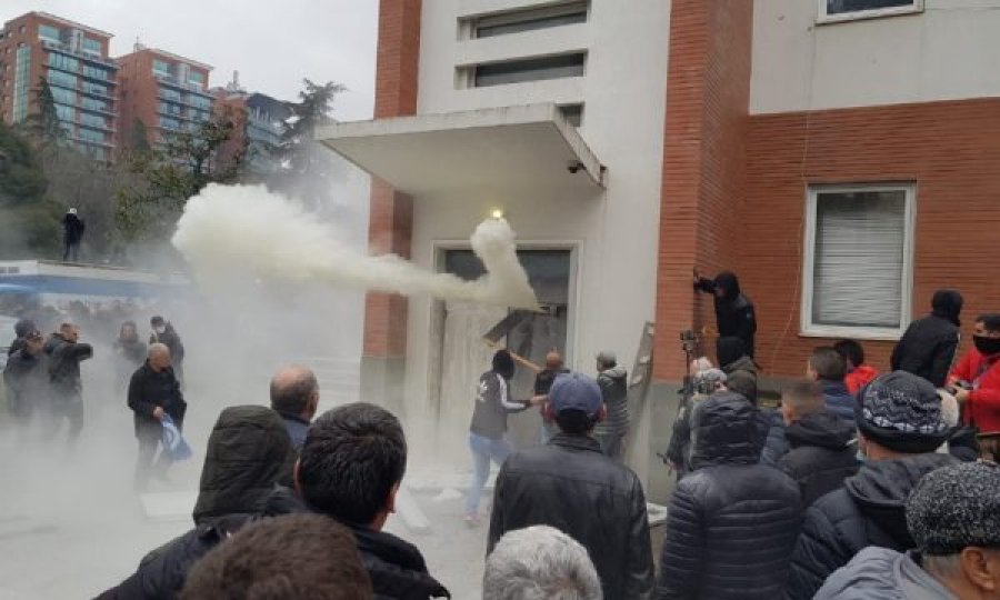 Protesta e dhunshme në selinë e PD- së, policia: 34 të arrestuar dhe 18 nën hetim, mes tyre dhe organizatorët