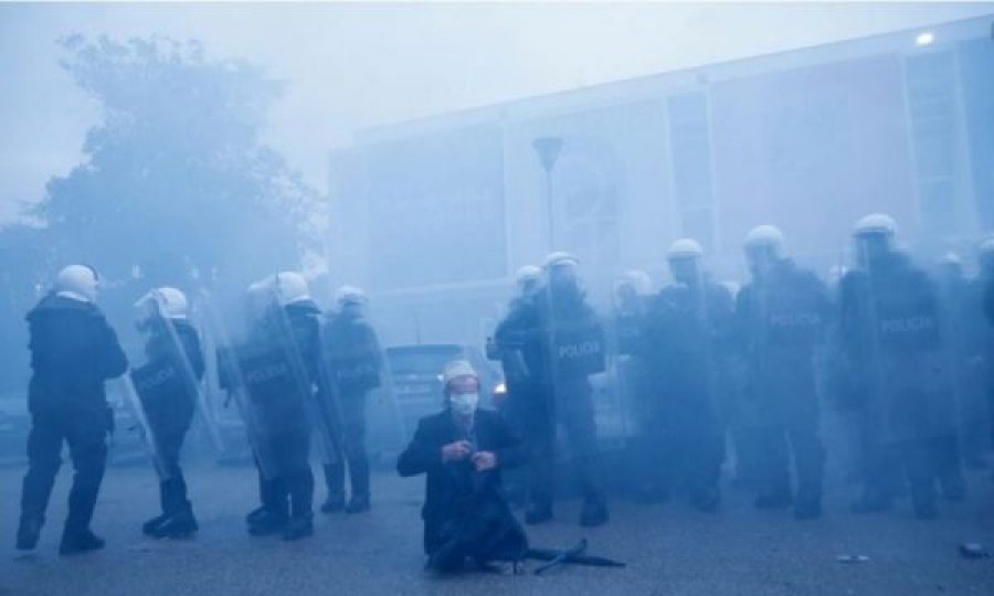 Sërish protesta, arrestohen 90 persona