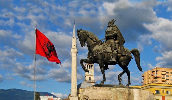 Në Shqipëri po ndodh rënia e maskave” pluraliste”