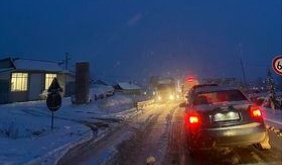 Cila është gjendja e rrugëve pas reshjeve të borës? Flasin nga Ministra e Infrastrukturës