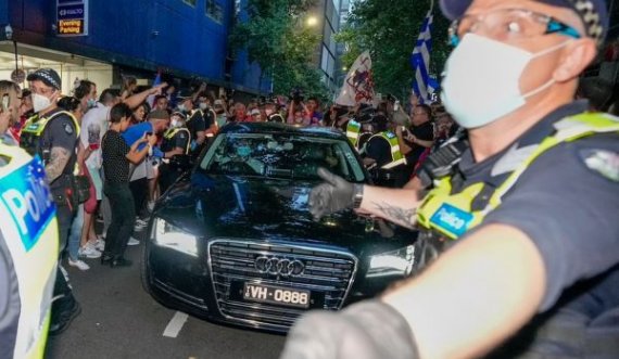 Tifozët serbë merren me Kosovën edhe në protestën për Djokovicin në Australi