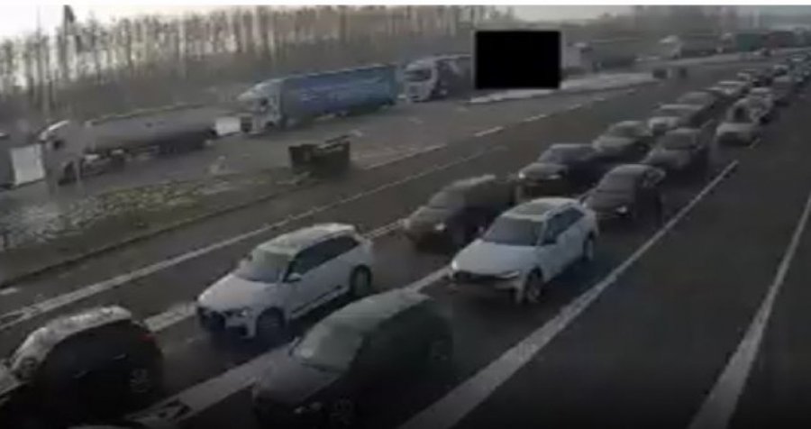 Në pikat kufitare të Kosovës pritje më të shkurtra, ndryshe nga ato në Serbi-Kroaci e Hungari 