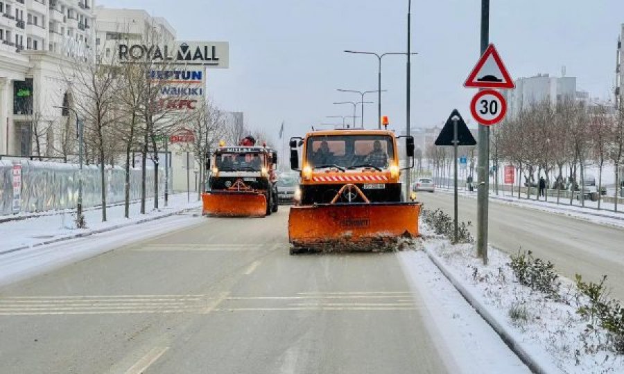 Nënkryetari i Prishtinës thotë se kanë angazhuar 27 makina për pastrimin e rrugëve nga bora