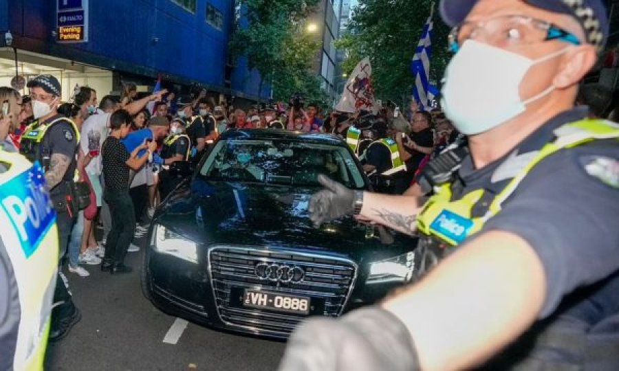 Tifozët serbë merren me Kosovën edhe në protestën për Djokovicin në Australi