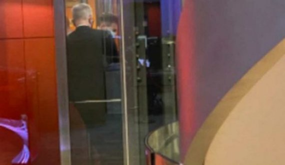 Ministri bllokohet në ashensor