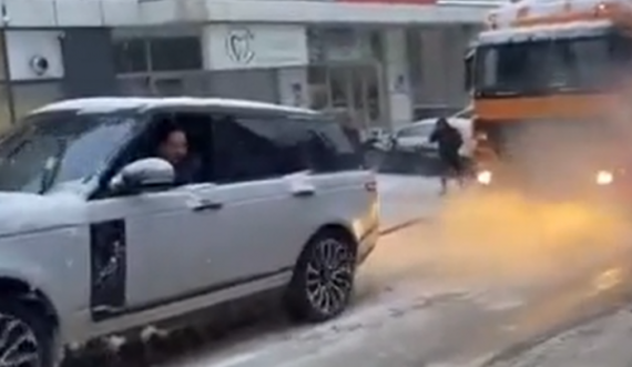 Pas reshjeve të borës, Range Rover-i e tërheq kamionin në Ferizaj