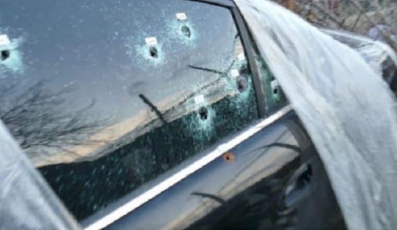Policia arreston dy persona në Pejë, kishin vrima të plumbave në xhamat e veturës