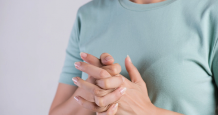 Mjeku tregon të vërtetën në lidhje me kërcitjen e gishtave