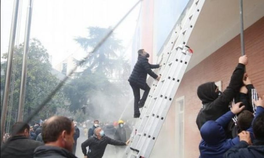 Çdo minutë dhe me foto, PD raporton ambasadave dhe KE për protestën e Berishës